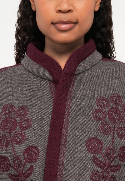 Γκρι μάλλινο σακάκι με μπορντό floral κεντήματα, ψηλό γιακά και υφασμάτινη υφή με αντίθετη ραφή κατά μήκος των άκρων.