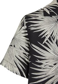 Trumpetų marškiniai su juodu fonu ir dideliu baltų palmės lapų raštu. Lygi medžiaga su klasikinio apykaklės dizainu.