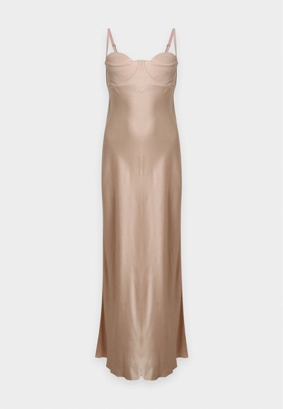 Longue robe nuisette beige en satin avec haut bustier structuré et bretelles fines réglables sur fond clair uni.