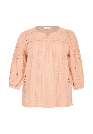 Rosa bluse med 3/4 ærmer, der har lace udskæringer og en afslappet pasform. Stoffet har en blød tekstur og et let udseende.