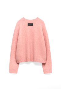 Różowy sweter z miękkiego materiału, z krótkim krojem, żebrowanym dołem i mankietami oraz czarnią metką z tyłu.