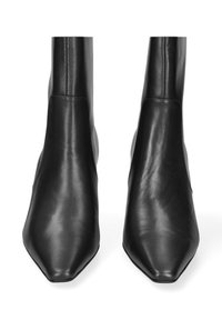 Stivali ankle in pelle nera con punta a punta, superficie lucida e design a stivaletto aderente. Hardware minimale visibile.