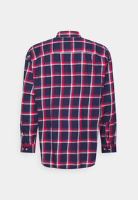 Langarmhemd in Marineblau mit rot-weißer karierten Muster. Verfügt über einen Button-Down-Kragen und Knopfmanschetten. Weicher Stoff.