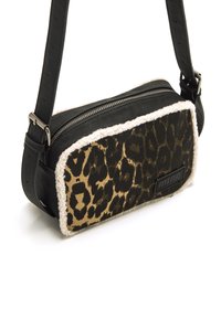 Borsa a tracolla in pelle nera con corpo in tessuto leopardato e morbidi dettagli bianchi, dotata di chiusura con zip e tracolla regolabile.