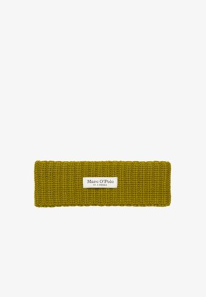 Bandeau tricoté vert olive avec une finition texturée. Comprend une étiquette de logo en blanc. Mesure environ 7,5 centimètres de hauteur.