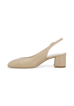 Scarpa slingback in pelle beige con punta chiusa e arrotondata e tacco basso a blocco, con una piccola fibbia dorata sulla cinturina.