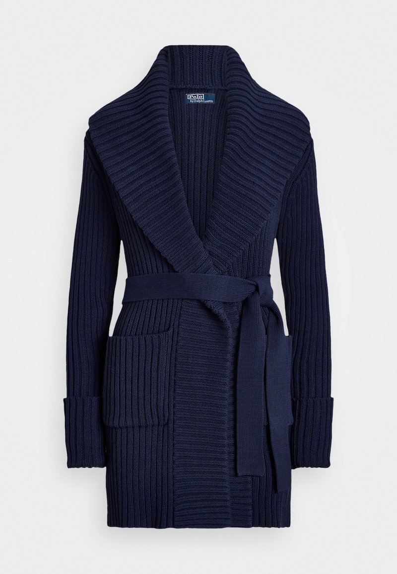 Námořnický pletený kardigan s hřejivým kloboukem, dvěma předními kapsami, zavazováním v pase a dlouhými rukávy. Texturovaná tkanina přidává hloubku.