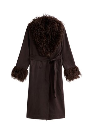 Cappotto esterno marrone con colletto di pelliccia morbida e rifiniture in pelliccia sulle maniche. Caratterizzato da una cintura, bottoni e due tasche laterali. Texture liscia.