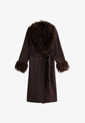 Cappotto esterno marrone con colletto di pelliccia morbida e rifiniture in pelliccia sulle maniche. Caratterizzato da una cintura, bottoni e due tasche laterali. Texture liscia.