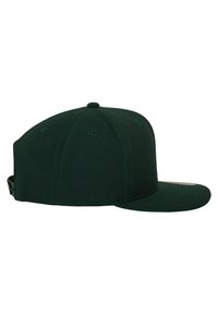 Grøn snapback kasket med en flad skygge, lavet af vævet stof. Har en ensfarvet farve og ventilationshuller langs kronen. Justerbar rem bagpå.