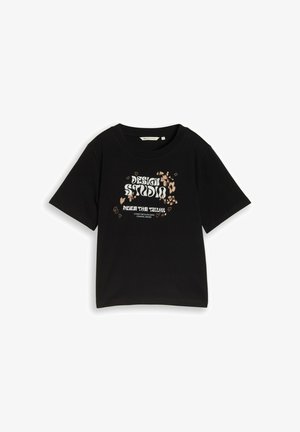 Camiseta negra de manga corta con cuello redondo, con texto "Design Studio" y patrones florales y de corazones beige en la parte delantera.