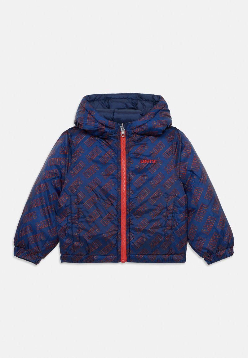Chaqueta acolchada marina con patrón de texto rojo "Levi's", capucha y cremallera frontal. Presenta puños elásticos y un tejido ligero y brillante.