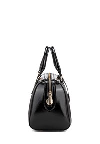Borsa a mano in pelle verniciata nera con doppi manici superiori, chiusura con zip e hardware in tonalità oro. Forma arrotondata con una finitura lucida e elegante.