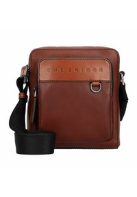 Borsa a tracolla in pelle marrone con tracolla regolabile, tasca frontale con zip e logo impresso. Texture liscia con minime accentuazioni hardware.