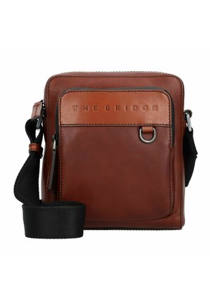 Borsa a tracolla in pelle marrone con tracolla regolabile, tasca frontale con zip e logo impresso. Texture liscia con minime accentuazioni hardware.