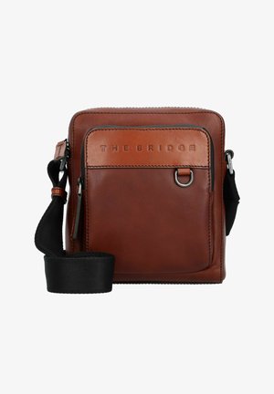 Borsa a tracolla in pelle marrone con tracolla regolabile, tasca frontale con zip e logo impresso. Texture liscia con minime accentuazioni hardware.