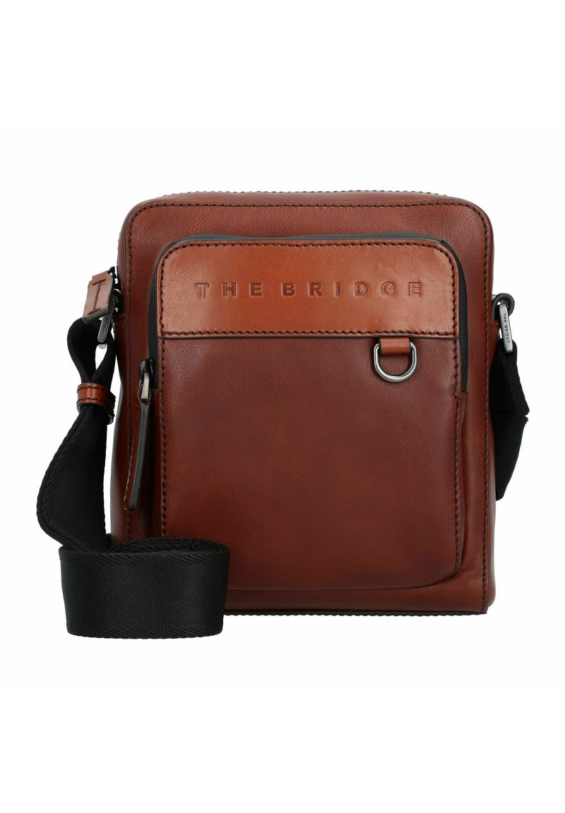 Borsa a tracolla in pelle marrone con tracolla regolabile, tasca frontale con zip e logo impresso. Texture liscia con minime accentuazioni hardware.