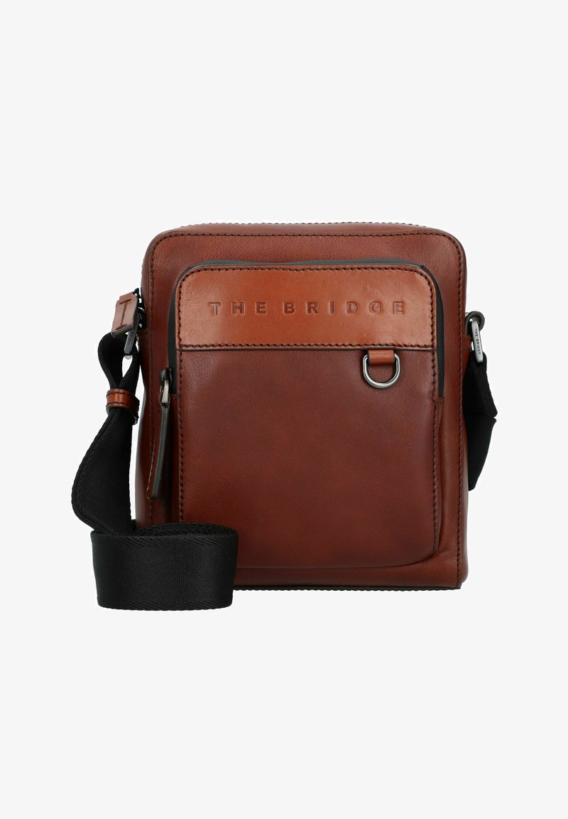 Borsa a tracolla in pelle marrone con tracolla regolabile, tasca frontale con zip e logo impresso. Texture liscia con minime accentuazioni hardware.
