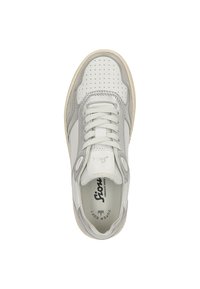 Weiße Sportschuhe mit grauen Akzenten, durchlochter Zehenbox, flachen Schnürsenkeln, retro Design und Gummisohle. Logo auf der Zunge sichtbar.