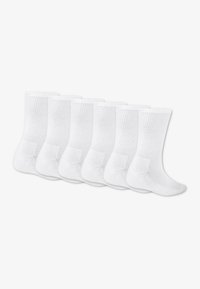 Witte katoenen sokken met geribbelde structuur, middellange lengte en versterkte teen en hiel. Verkocht per pak van zes.