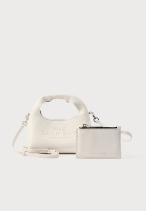 Sac à main en cuir blanc avec une poignée arrondie et un logo embossé. Comprend un porte-cartes assorti, les deux présentant une finition texturée.