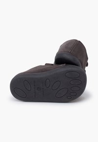 Stivali alla caviglia in suede marrone con suola in gomma nera testurizzata caratterizzata da motivi ovali, realizzati in Spagna. Il design include linee pulite e una struttura semplice.