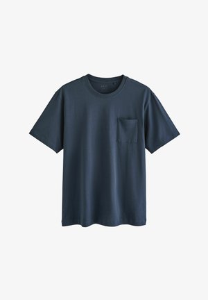 Sötétkék pamut póló kerek nyakkal, rövid ujjakkal és bal oldali mellzsebbel. Simogatóan puha textúra, normál szabású, minták nélkül.