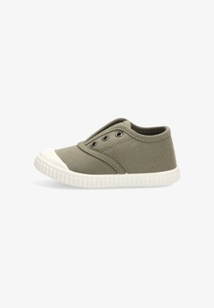 Zapatilla de lona verde oliva de corte bajo con suela y puntera de goma blanca, que cuenta con tres ojales de metal para los cordones y costuras visibles.