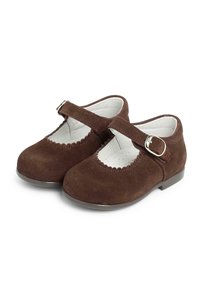 Braune Wildleder-Mary-Jane-Schuhe mit runder Spitze, gewelltem Rand und einer Schnallenegierung. Flache Sohle mit glatter Oberfläche.