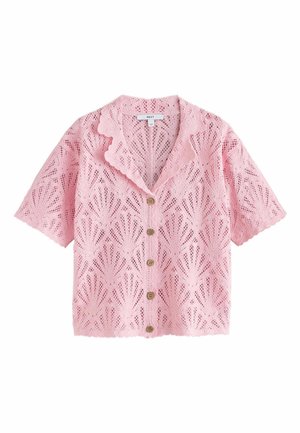 Roze kortarmige gebreide cardigan met geschulpte kraag, houten knopen en een ingewikkeld kantachtig bladpatroon over het hele kledingstuk.