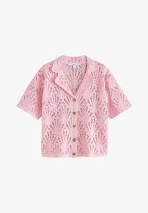 Gilet rose à manches courtes en tricot avec col festonné, boutons en bois et motif complexe en forme de feuilles dentelle sur l'ensemble.