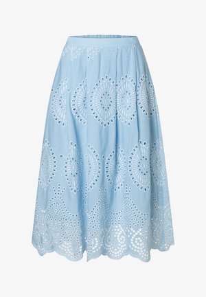 Jupe midi bleu clair avec des motifs brodés à œillets blancs et un ourlet festonné, dotée d'une taille ajustée et d'un design plissé.