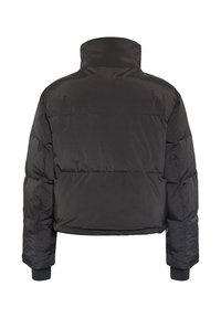 Sort puffed jakke med høj krave, cropped design og ribbede manchetter. Ydersiden har en glat, skinnende tekstur og syede paneler.