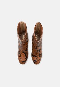 Botas de tobillo con estampado de serpiente marrón, con una textura suave, punta afilada y cierre de cremallera lateral, que presentan un sutil acabado brillante.