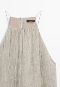 Beige textuurtop zonder mouwen met dunne schouderbandjes, ronde halslijn, knoopsluiting aan de achterkant en Massimo Dutti-label.