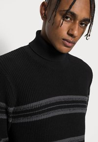Jack & Jones JCOPOWER ROLL NECK - Camisola - asphalt