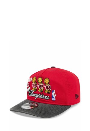Rotes und graues verstellbares NBA-Cap mit gestickten Trophäen und dem Schriftzug „96, '97, '98 Champions“ zur Feier der Basketballmeisterschaftssiege.