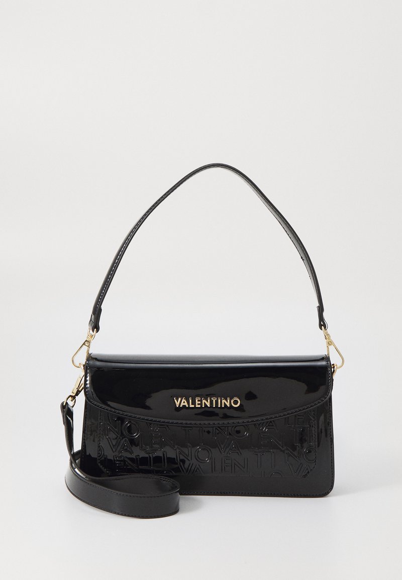 Fekete lakk bőr kézitáska aranyszínű fémrészletekkel, dombornyomott logóval és levehető vállpánttal.