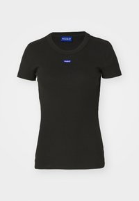 T-shirt noir près du corps à manches courtes avec encolure ronde et petit écusson logo Hugo bleu centré sur la poitrine et le col intérieur.