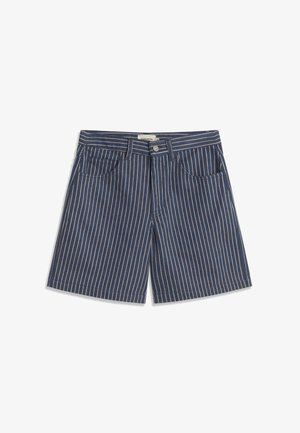 Shorts bleu marine à fines rayures verticales blanches, avec bouton et fermeture éclair à l'avant, passants pour ceinture et deux poches avant.