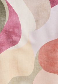 Abstrakti tekstiilidisain, kus on üksteisega kattuvad kujundid tuhmides roosa, beeži, rohelise ja heleda lilla toonides, millel on tekstuuriline välimus.