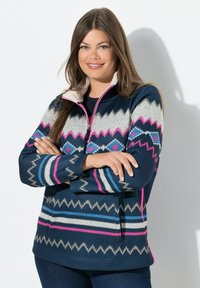 Marineblauer Fleece-Pullover mit pinken, weißen und blauen geometrischen Mustern, hohem Kragen mit Reißverschluss und seitlichen Taschen. Glatte Textur.