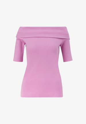 Ružový top s odhalenými ramenami, krátkymi rukávmi, rebrovanou textúrou, priliehavým strihom a prehnutým výstrihom pre zvýraznenie detailu.