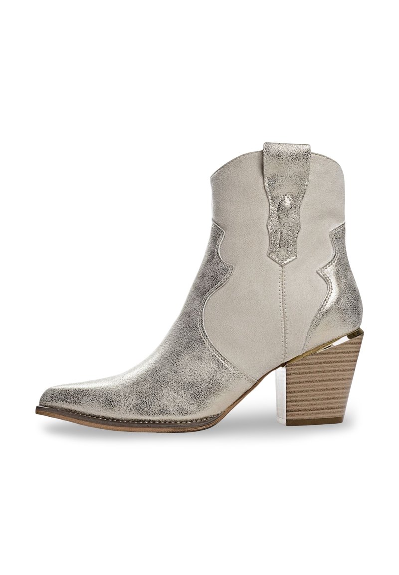 Botte de cowboy argentée et beige, avec un bout pointu, une tige texturée, des coutures décoratives et un talon en bois épais.