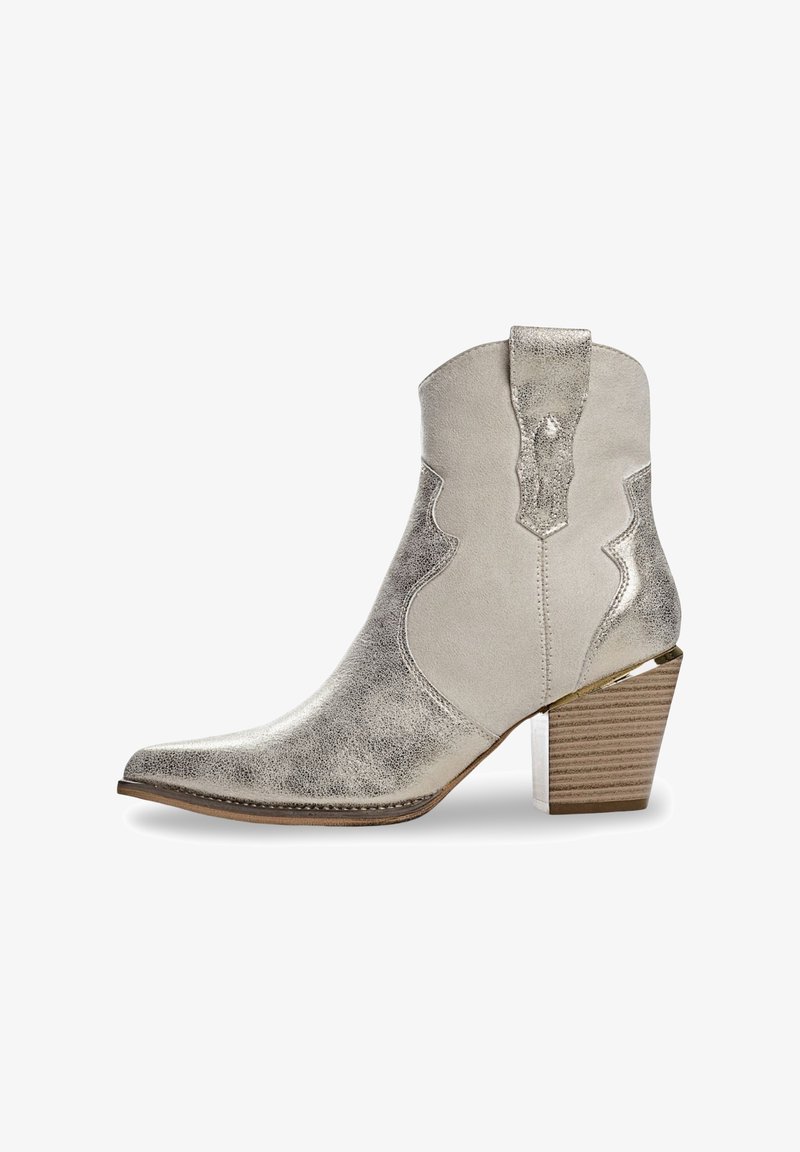 Botte de cowboy argentée et beige, avec un bout pointu, une tige texturée, des coutures décoratives et un talon en bois épais.