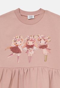 Felpa leggera rosa chiaro con tre personaggi di fate illustrati, decorati con corone di fiori e vestiti, con orlo arricciato.