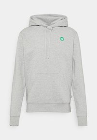 Lichtgrijze sweatjas met capuchon, voorzak, trekkoorden en een klein groen rond logo op de linkerborst.