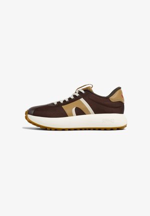 Sneaker a rete marroni con un accentuazione marrone chiaro, suola intermedia bianca e suola in gomma. Presenta lacci bianchi e branding sul tallone.