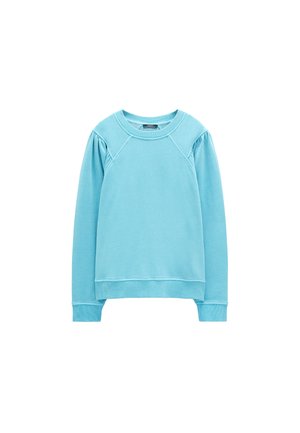 Jasnoniebieska bluza z długim rękawem z prążkowanymi mankietami i dołem, z marszczonymi szwami na ramionach i okrągłym dekoltem, przedstawiona na białym tle.