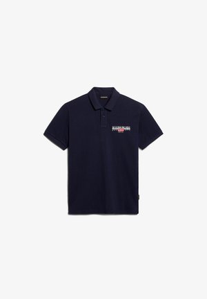 Marineblå polo t-shirt lavet af åndbart stof, med krave og korte ærmer. Viser et logo med røde og hvide accenter.
